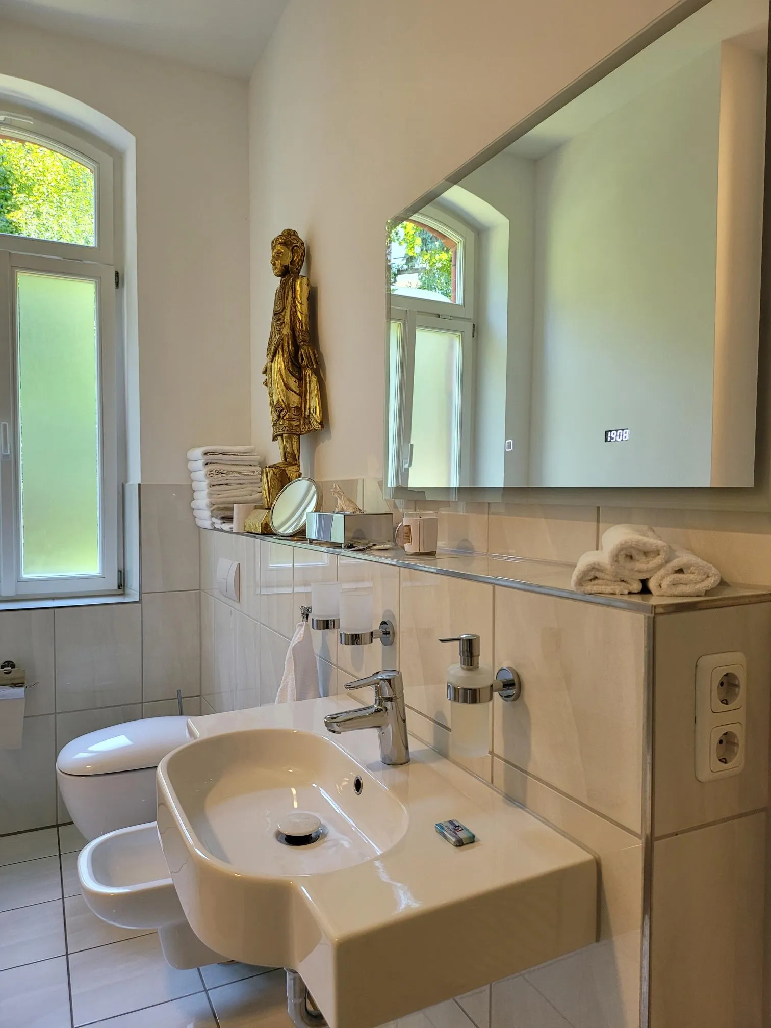 Badezimmer Apartment 2 mit Wanne, Waschtisch und Fenster