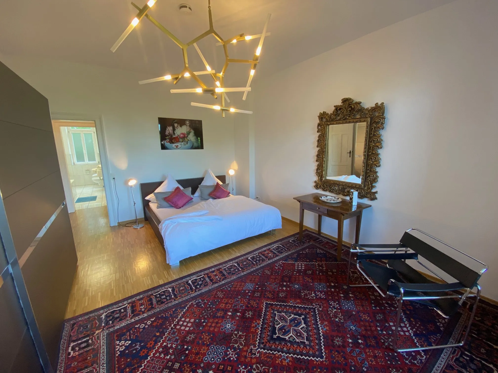 Schlafzimmer Apartment 1 mit Doppelbett und historischem Ambiente