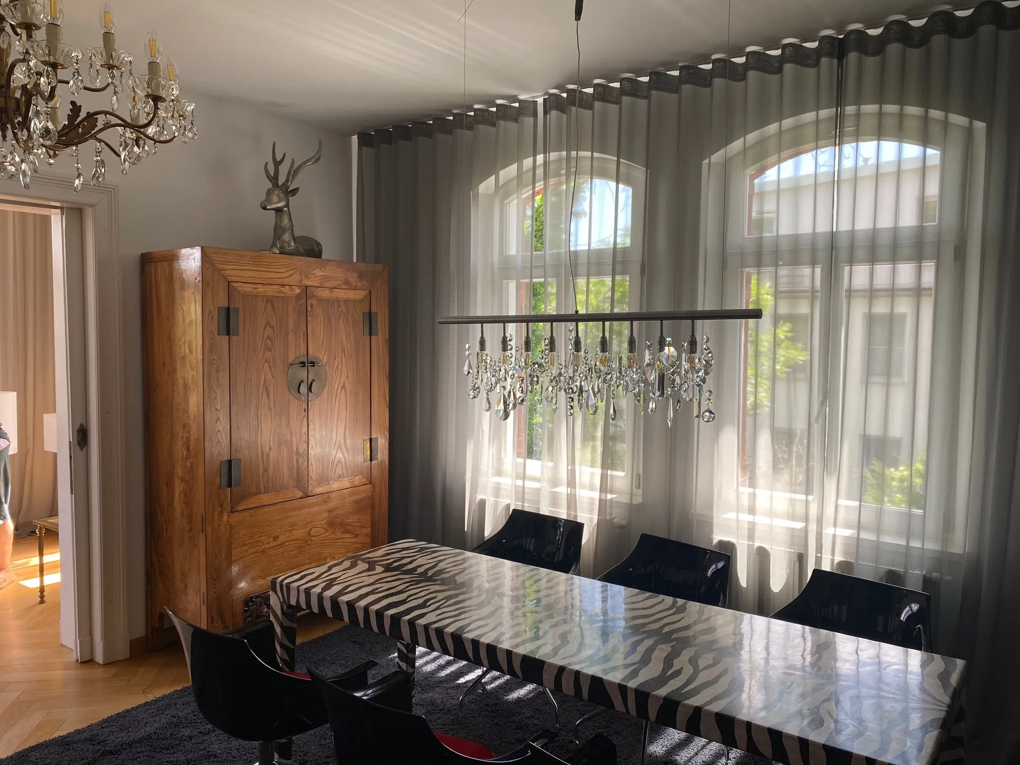 Essbereich Apartment 2 mit historischen Fenstern