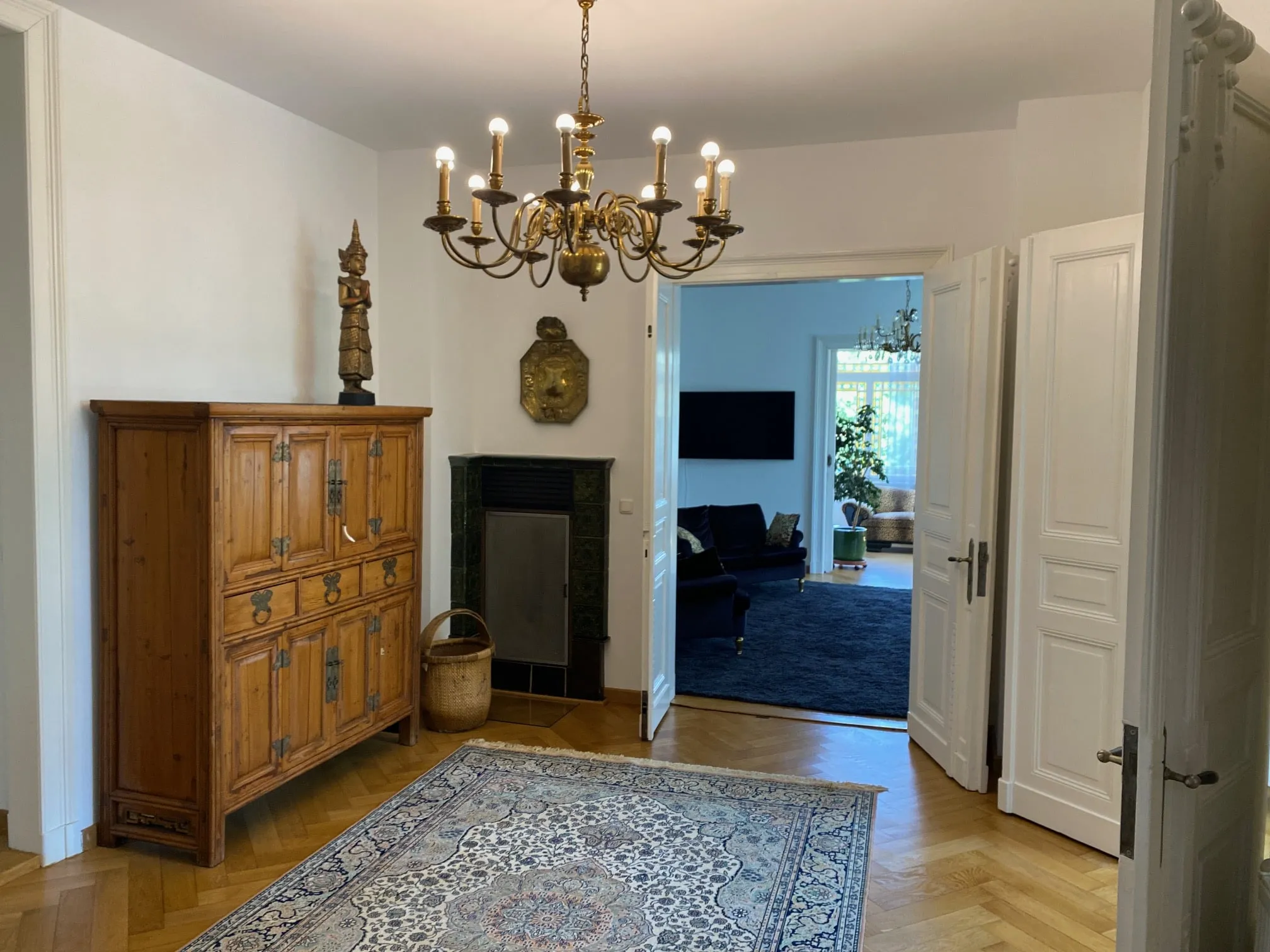 Flur Apartment 2 mit Altbaucharakter und Blick in den Wohnbereich