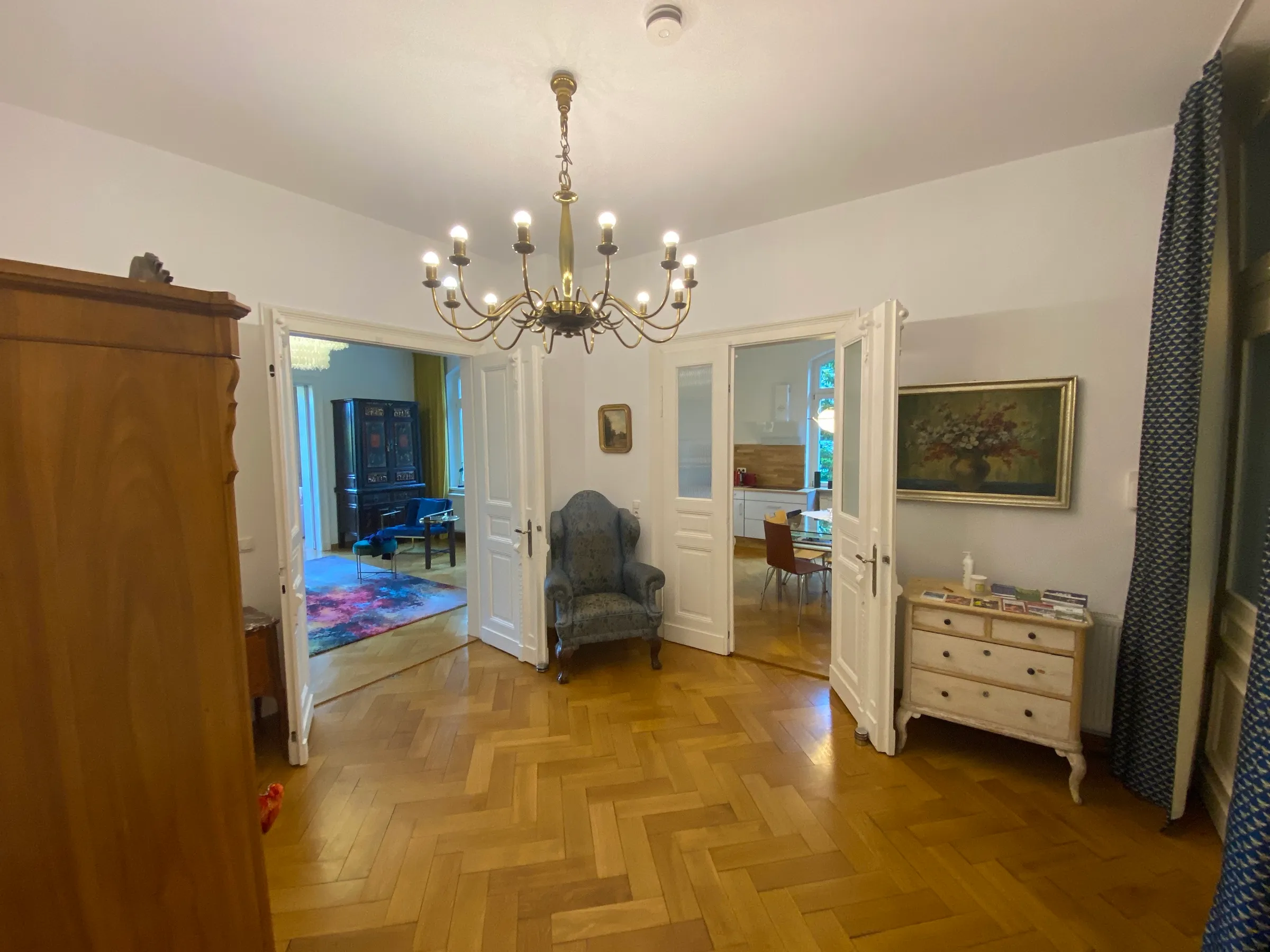 Flur Apartment 1 mit Blick in die angrenzenden Räume
