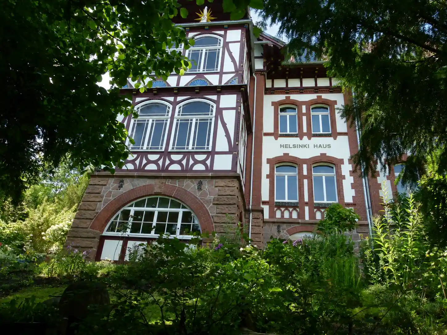 Denkmalgeschützte Villa der Helsinki Apartments Erfurt am Luisenpark