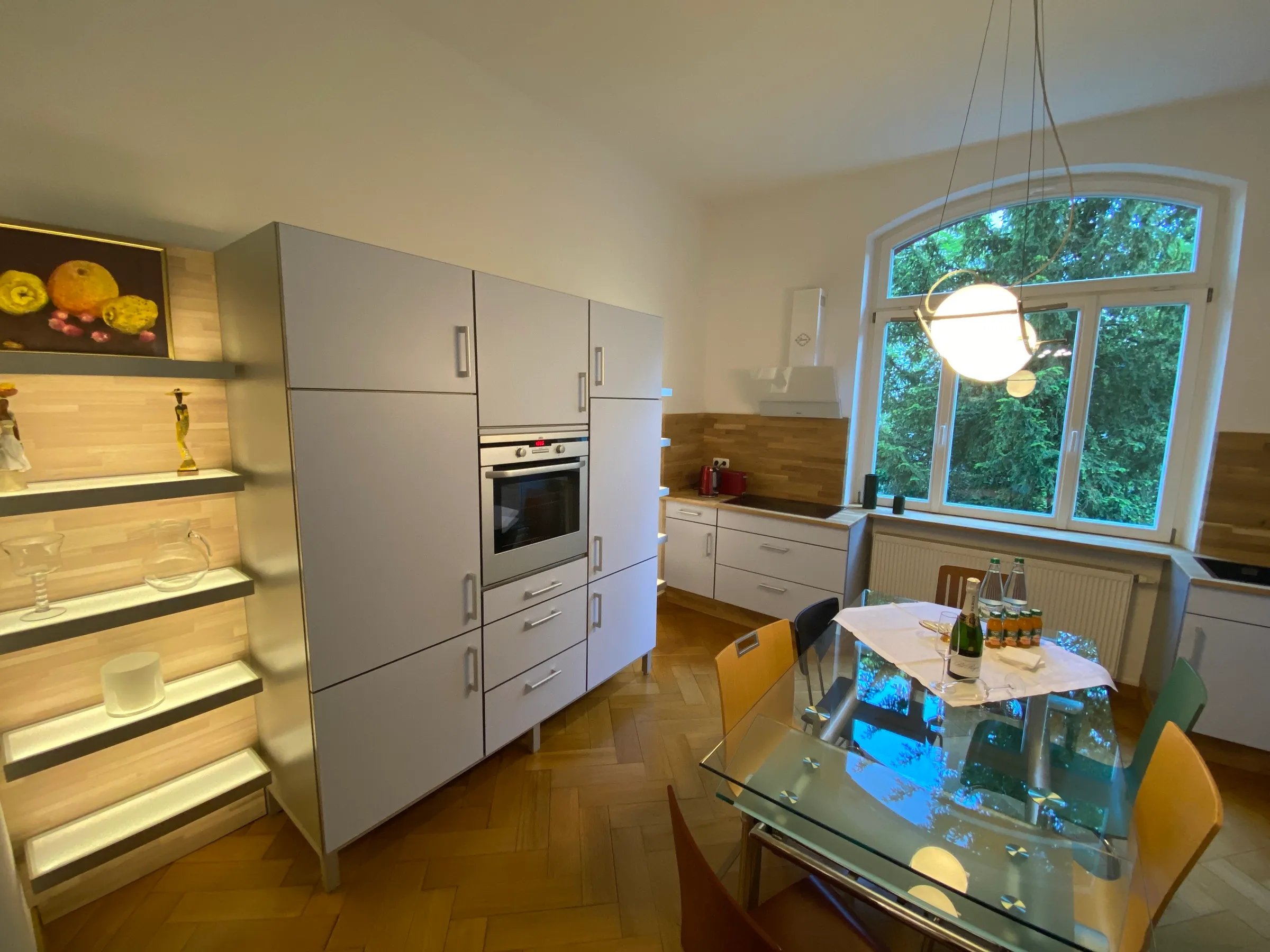Designerküche und Essplatz in Apartment 1