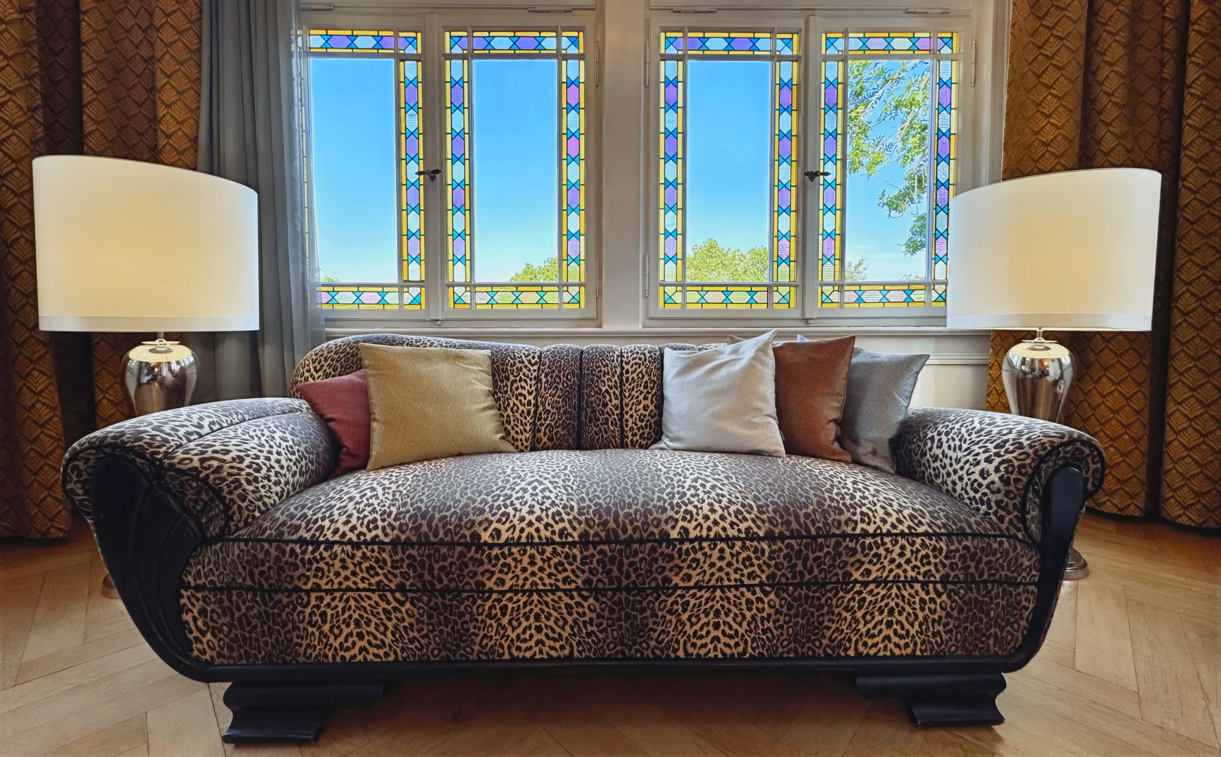 Loggia der Helsinki Apartments Erfurt mit historischem Fenster und Sofa