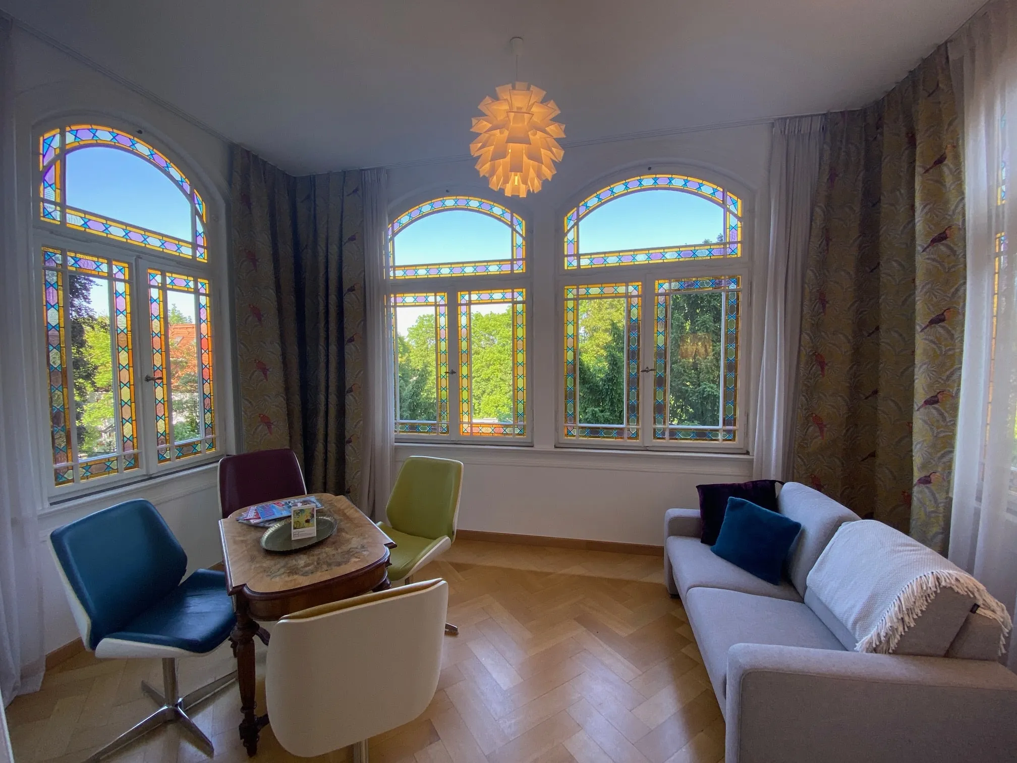 Sitzecke Apartment 1 mit historischen Fenstern